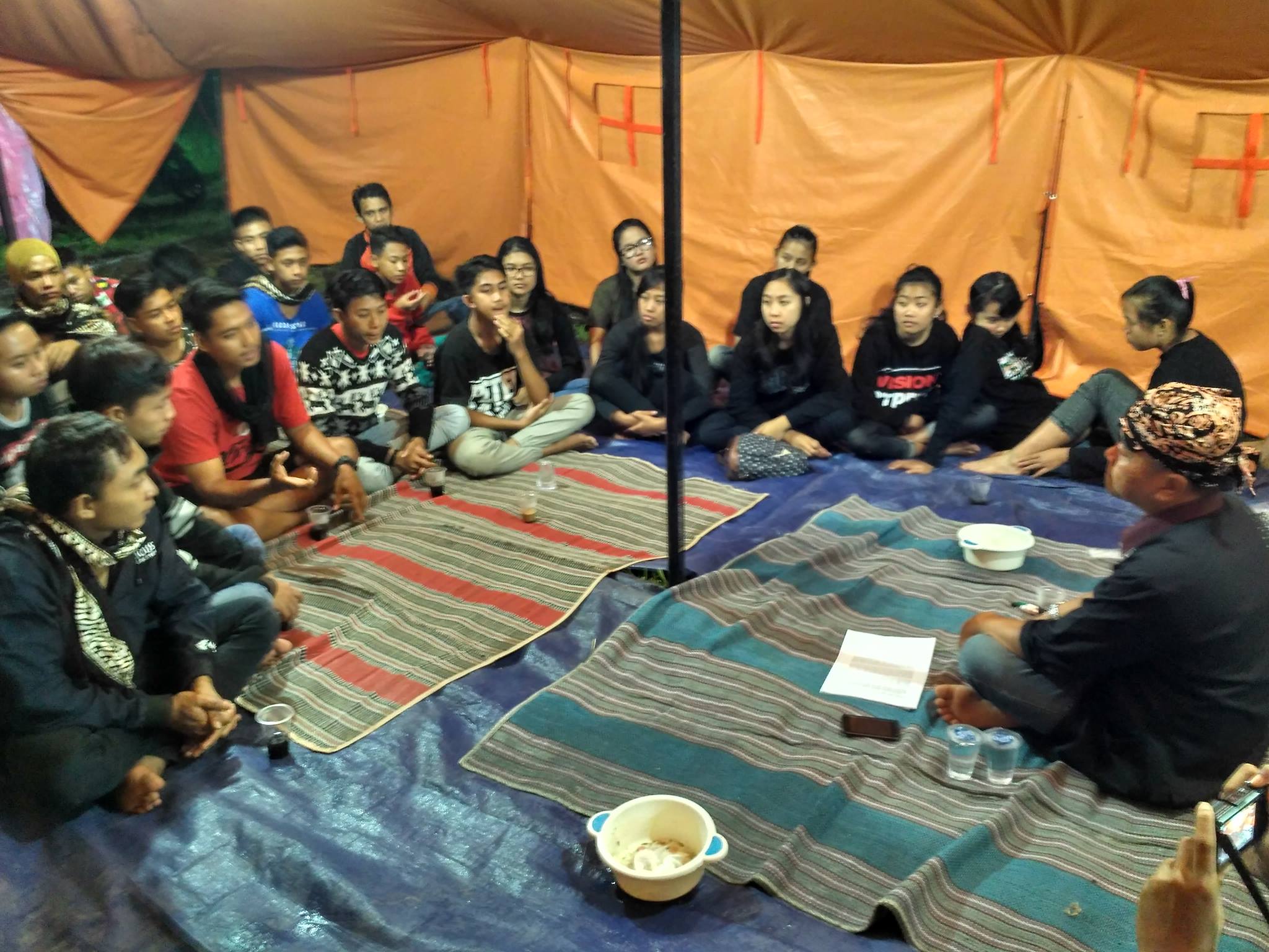Forum Gesah Sirat Semirat (diskusi interaktif) dengan Pemateri Bapak Hasan Basri (Pemerhati Budaya Banyuwangi) pada Kemah Pemuda Adat Nusantara di Taman Suruh, Banyuwngi (27/01/2107)