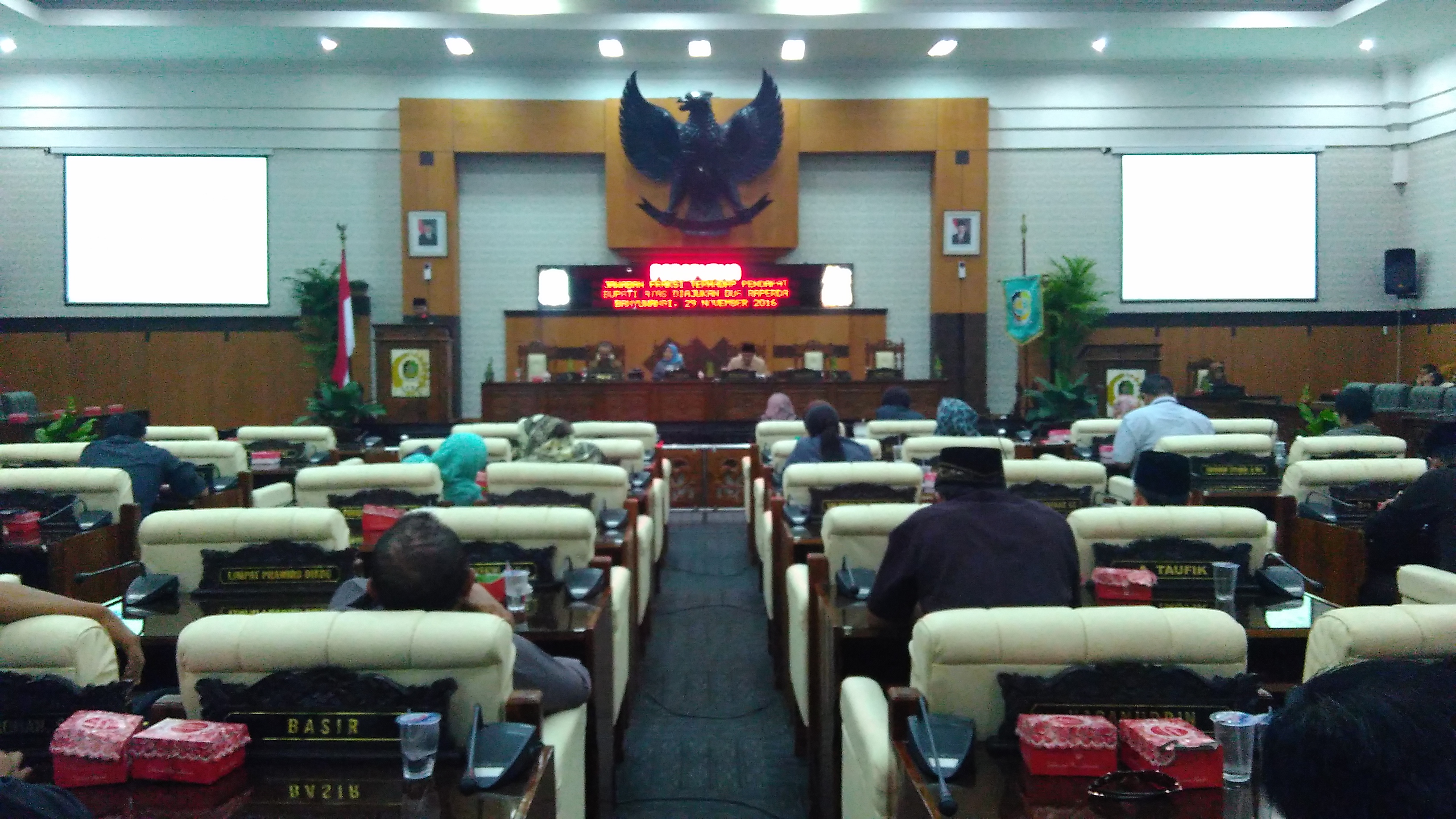 suasana-sidang-paripurna-jawaban-fraksi-terhadap-pendapat-bupati-atas-diajukan-ranperda-pelestarian-budaya-dan-adat-banyuwangi-selasa-29-11-2016-di-gedung-dprd-banyuwangi-1