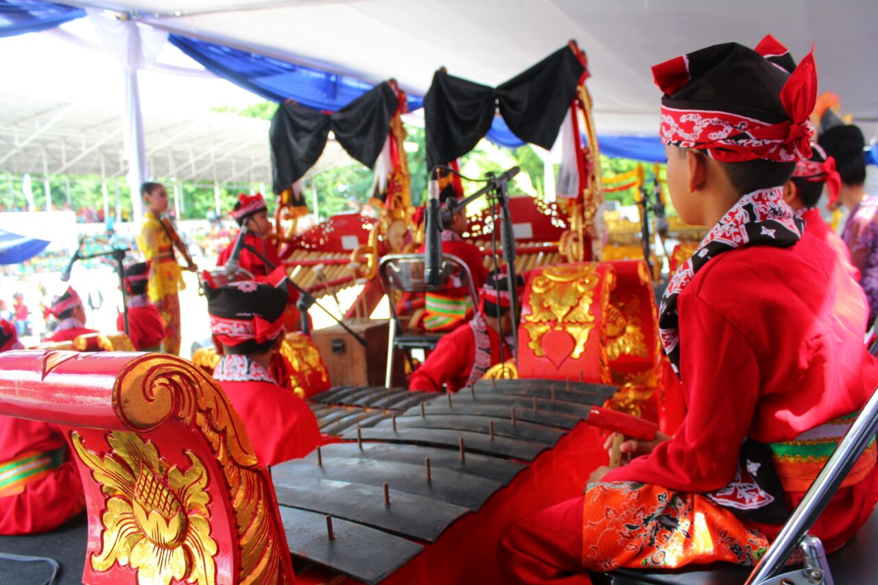 Salah satu grup peserta tingkat SD pada Festival Angklung Caruk Pelajar di Gesibu Blambangan (25/2/2017)