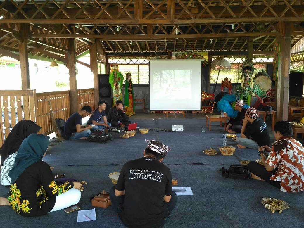 FGD (Focus Group Discussion) mengenai Sekolah Ada di Banyuwangi, di Sanggar Sayu Sarinah, Desa Olehsari, Glagah. (06/05/17)